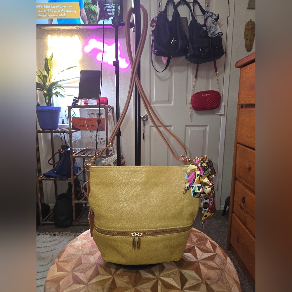 🌟 NWOT Valentina Crossbody In Beautiful Mustard Color